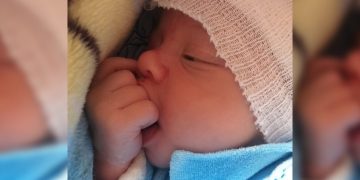 Bebê de um mês morre dentro de ambulância à espera de transferência para hospital no PR: ‘Não falavam nada’, desabafa mãe