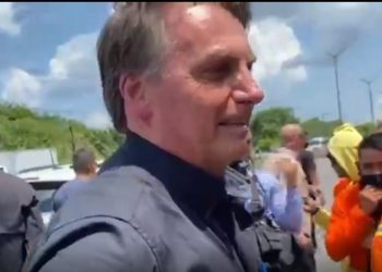 ‘Linguagem neutra dos gays’ estraga a garotada, diz Bolsonaro