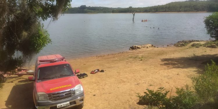 Bombeiros encontram corpo de jovem que desapareceu ao entrar em represa de Ponta Grossa