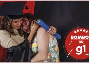 Bombou no g1: A jovem que se vestiu de faxineira na própria formatura para homenagear a mãe
