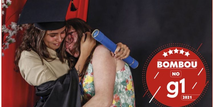Bombou no g1: A jovem que se vestiu de faxineira na própria formatura para homenagear a mãe