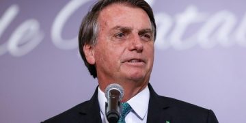Bolsonaro sanciona projeto que autoriza abertura de contas em moeda estrangeira