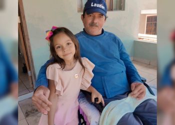 Menina de 6 anos pede cadeira de rodas para vizinho em cartinha de Natal: ‘Que ele possa passear e me visitar’