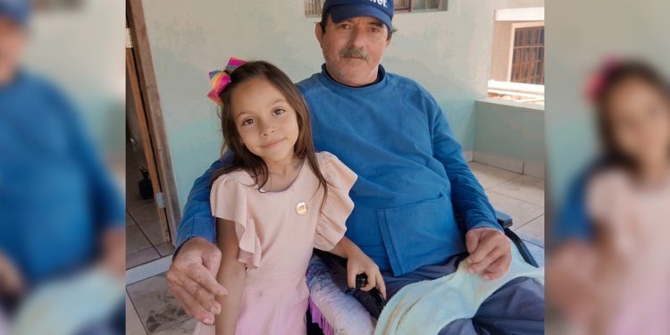 Menina de 6 anos pede cadeira de rodas para vizinho em cartinha de Natal: ‘Que ele possa passear e me visitar’