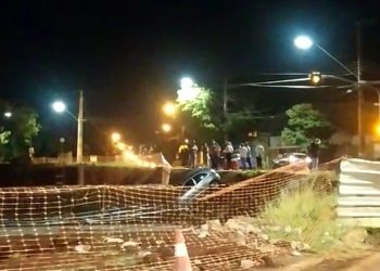 Homem fica ferido depois de carro cair dentro de buraco aberto para obras em Londrina