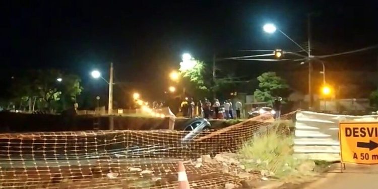 Homem fica ferido depois de carro cair dentro de buraco aberto para obras em Londrina