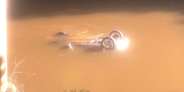 Motorista perde o controle da direção, bate contra mureta e cai com carro em rio, entre Cianorte e Jussara