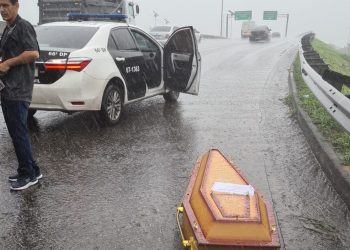 Em meio à chuva, caixão com corpo dentro é resgatado por policiais civis em rodovia no RJ