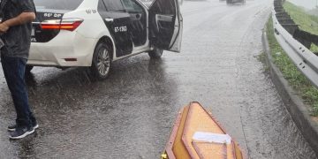 Em meio à chuva, caixão com corpo dentro é resgatado por policiais civis em rodovia no RJ