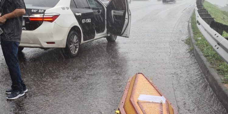 Em meio à chuva, caixão com corpo dentro é resgatado por policiais civis em rodovia no RJ