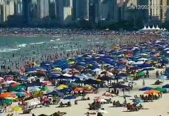 Balneário Camboriú tem praia e hotéis lotados às vésperas do réveillon; VÍDEOS