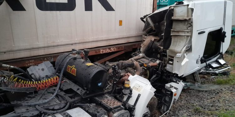 Caminhão é atingido por trem ao cruzar linha férrea na BR-153, em Irati