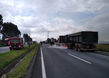 Caminhão pega fogo e interdita parte da BR-376, em Palmeira