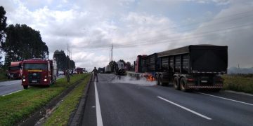 Caminhão pega fogo e interdita parte da BR-376, em Palmeira