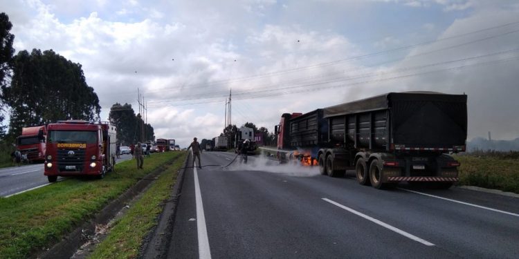 Caminhão pega fogo e interdita parte da BR-376, em Palmeira