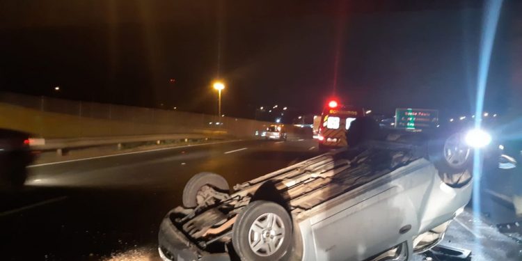 Carro capota e cai de viaduto na BR-376 em Ponta Grossa; motorista diz ter dormido ao volante
