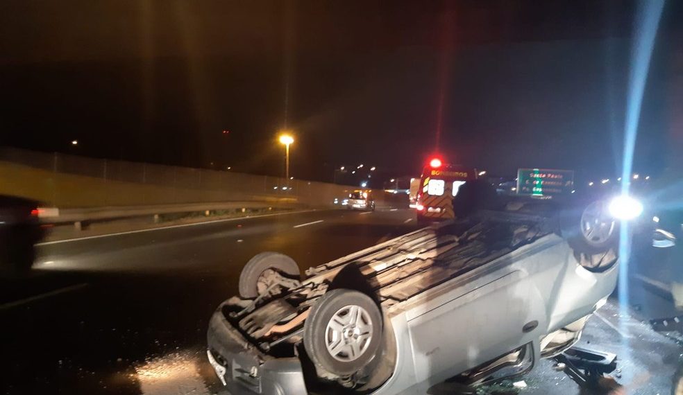 Carro capota e cai de viaduto na BR-376 em Ponta Grossa; motorista diz ter dormido ao volante