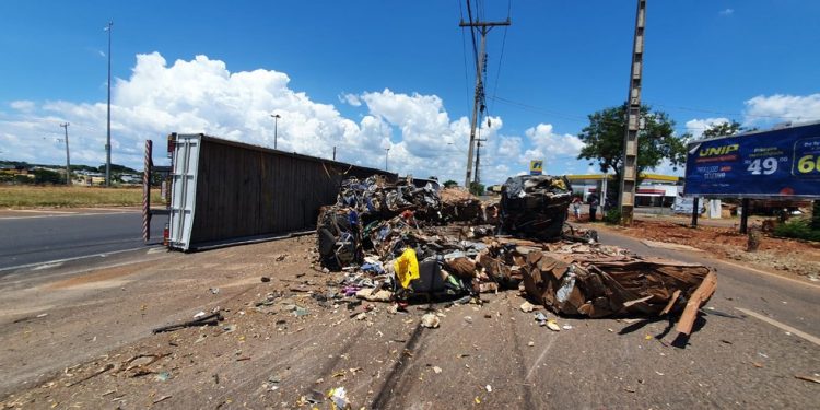 Caminhão carregado com sucata tomba na BR-277, em Foz do Iguaçu