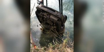 Youtuber descobre carro submerso de adolescentes desaparecidos há 21 anos