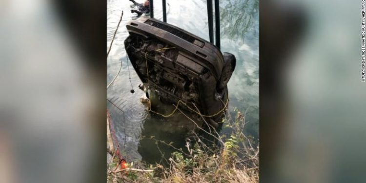 Youtuber descobre carro submerso de adolescentes desaparecidos há 21 anos