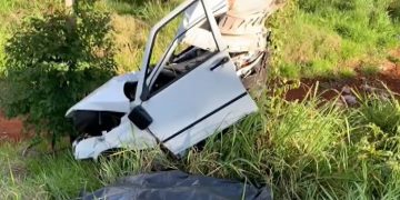 Carro parte ao meio ao bater em árvore, e motorista morre na BR-369