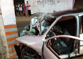 Homem morre após bater carro contra pilar de viaduto, em Guarapuava