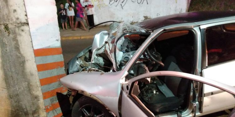 Homem morre após bater carro contra pilar de viaduto, em Guarapuava