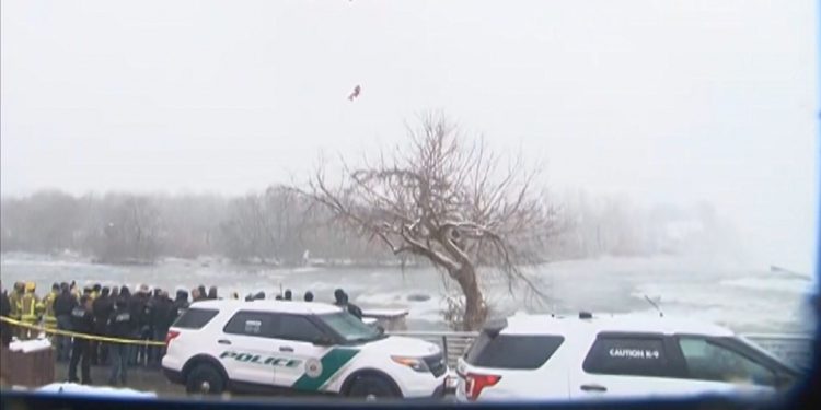 Guarda Costeira dos EUA faz operação de resgate em carro caído nas Cataratas do Niágara