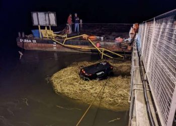 Moradores resgatam pessoas de carro que caiu no mar em SP