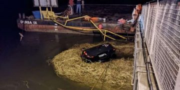 Moradores resgatam pessoas de carro que caiu no mar em SP