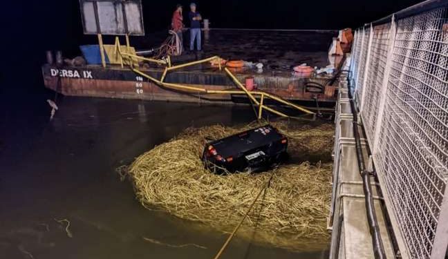 Moradores resgatam pessoas de carro que caiu no mar em SP