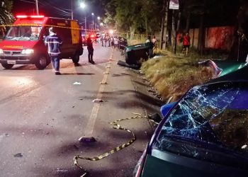 Carro parte ao meio e cinco pessoas ficam feridas em acidente registrado em Foz do Iguaçu