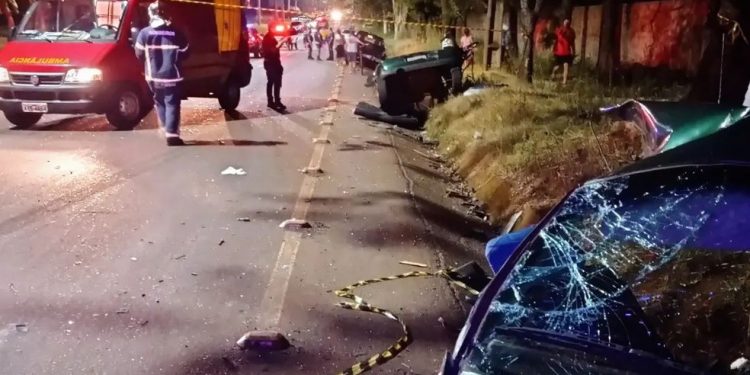 Carro parte ao meio e cinco pessoas ficam feridas em acidente registrado em Foz do Iguaçu