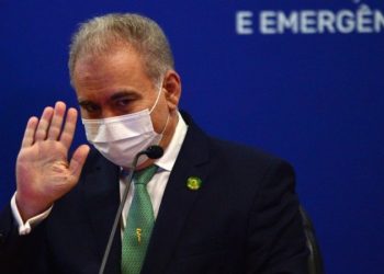 Virou a casa da mãe Joana. Brasil vai na contramão do mundo e rejeita o passaporte de vacinação