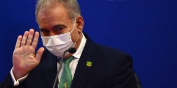 Virou a casa da mãe Joana. Brasil vai na contramão do mundo e rejeita o passaporte de vacinação