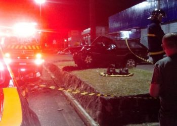 Homem bate carro em canteiro e morre após se envolver em outro acidente e fugir, em Cascavel, diz PM