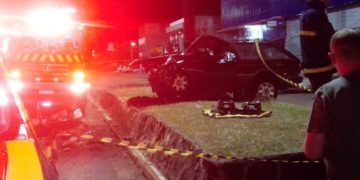 Homem bate carro em canteiro e morre após se envolver em outro acidente e fugir, em Cascavel, diz PM