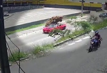 Acidente com Camaro vermelho e outros seis carros deixa feridos em avenida na Grande BH