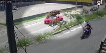 Acidente com Camaro vermelho e outros seis carros deixa feridos em avenida na Grande BH