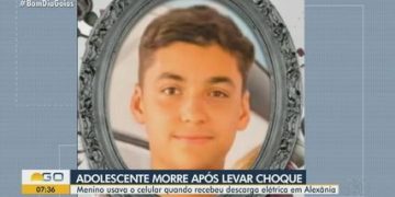 Adolescente morre após tomar choque elétrico ao usar o celular carregando na tomada, diz Samu