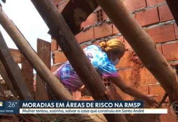 Mulher escora morro durante chuvas no ABC para salvar casa que construiu: ‘Não desisto fácil, não’