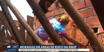 Mulher escora morro durante chuvas no ABC para salvar casa que construiu: ‘Não desisto fácil, não’