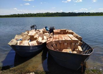 Mil caixas de cigarro contrabandeado são apreendidas dentro de embarcações no Paraná, diz polícia