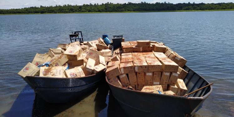 Mil caixas de cigarro contrabandeado são apreendidas dentro de embarcações no Paraná, diz polícia