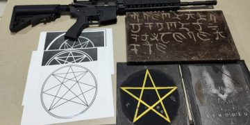 Polícia apreende material satânico em operação contra suspeitos de apologia ao nazismo, no Paraná