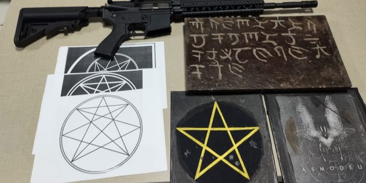 Polícia apreende material satânico em operação contra suspeitos de apologia ao nazismo, no Paraná