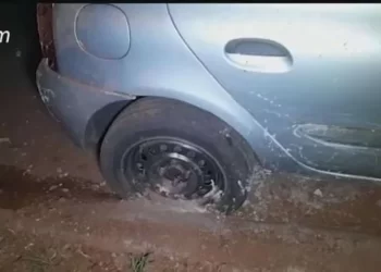 Vizinho incomodado concreta carro estacionado em rua no PR