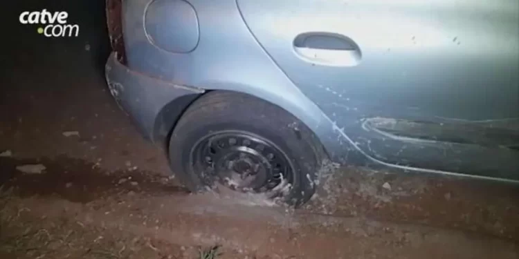 Vizinho incomodado concreta carro estacionado em rua no PR