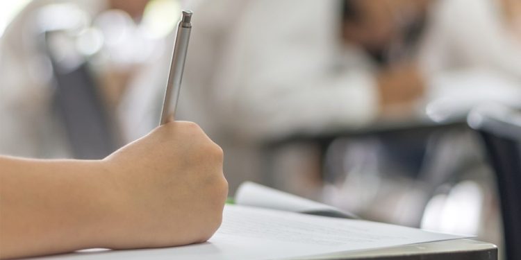 Paraná tem cinco concursos públicos com inscrições abertas; veja como participar