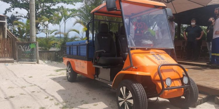 Copel entrega carros elétricos para eletricistas na Ilha do Mel